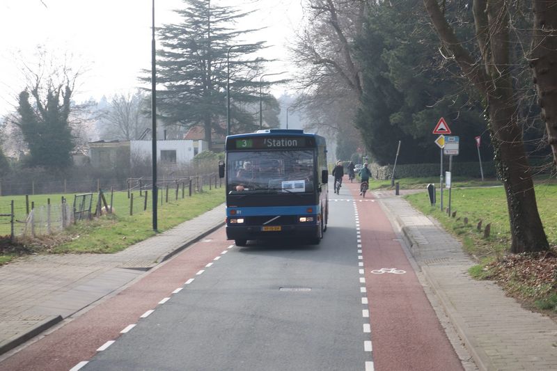 Rondrit met museumbussen door Arnhem